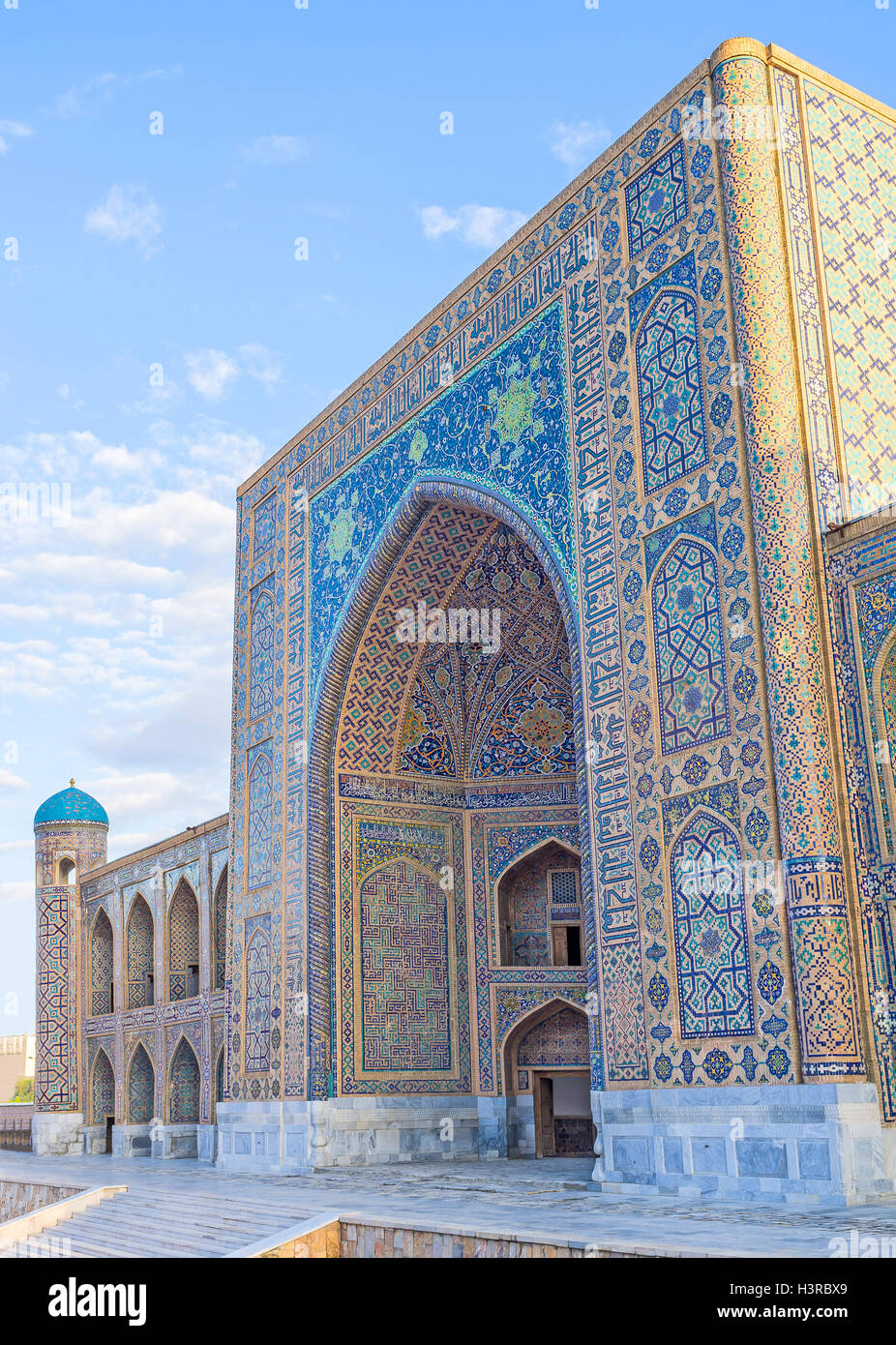 The facade of Tilya Kori Madrasah with beutiful mosaic decorations ...
