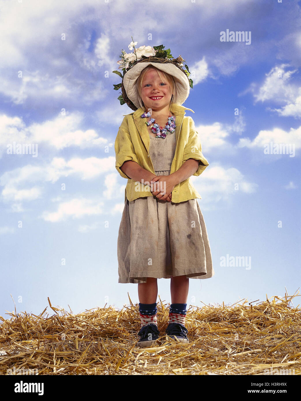 Small girl in straw hi-res stock photography and images - Alamy