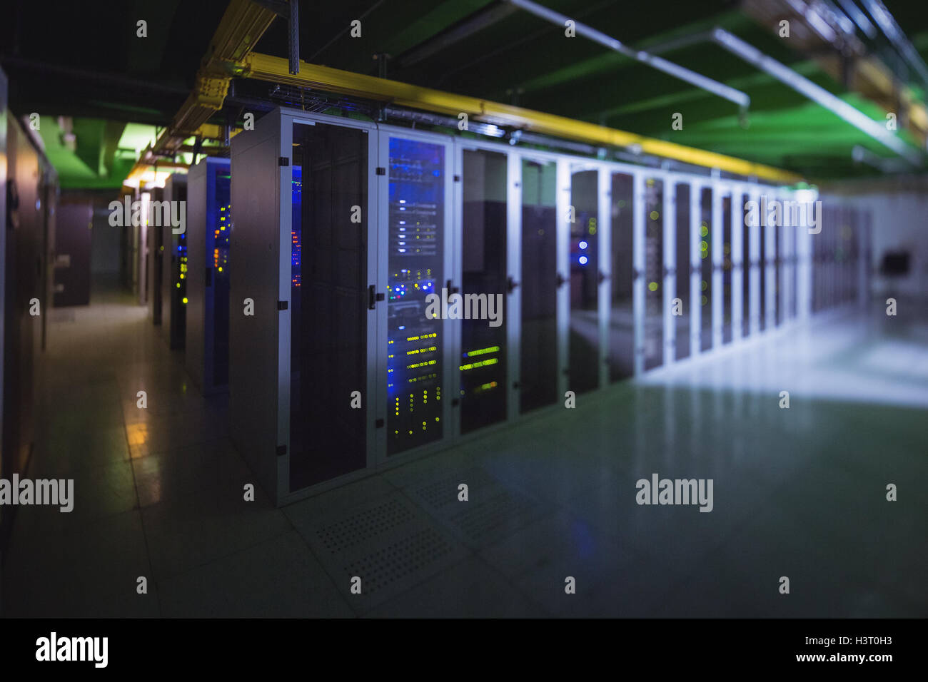 Raving Raceway Empty Server Empty hallway tower servers hi-res stock photography and images - Alamy