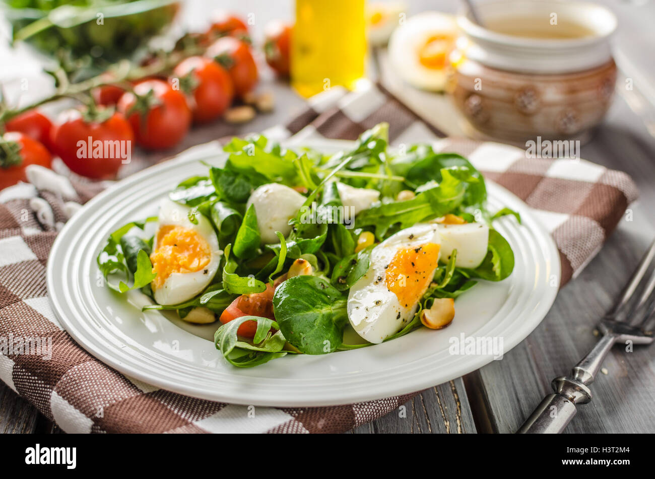 Салаты с яйцом какие можно. Салат с яйцом. Овощной салат с яйцом. Салат с яйцами вареными. Салат из овощей с яйцом.