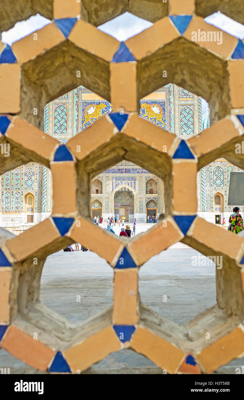 The colorful facade of the Sher-Dor Madrasah with its famous mosaic ...