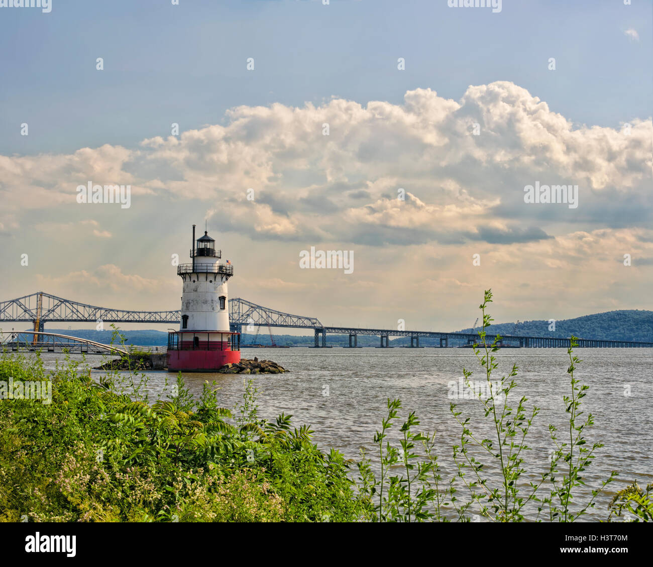 Tarrytown Lighthouse or Kingsland Point or Sleepy Hollow light house and Tappan Zee Bridge with cranes building new bridge before its 2019 demolition Stock Photo