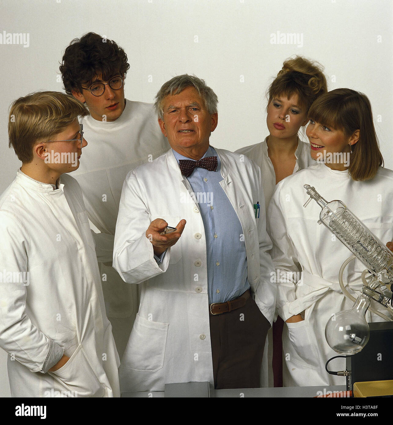 Laboratory, professor, student, gesture, explanation inside, study, internship, declare