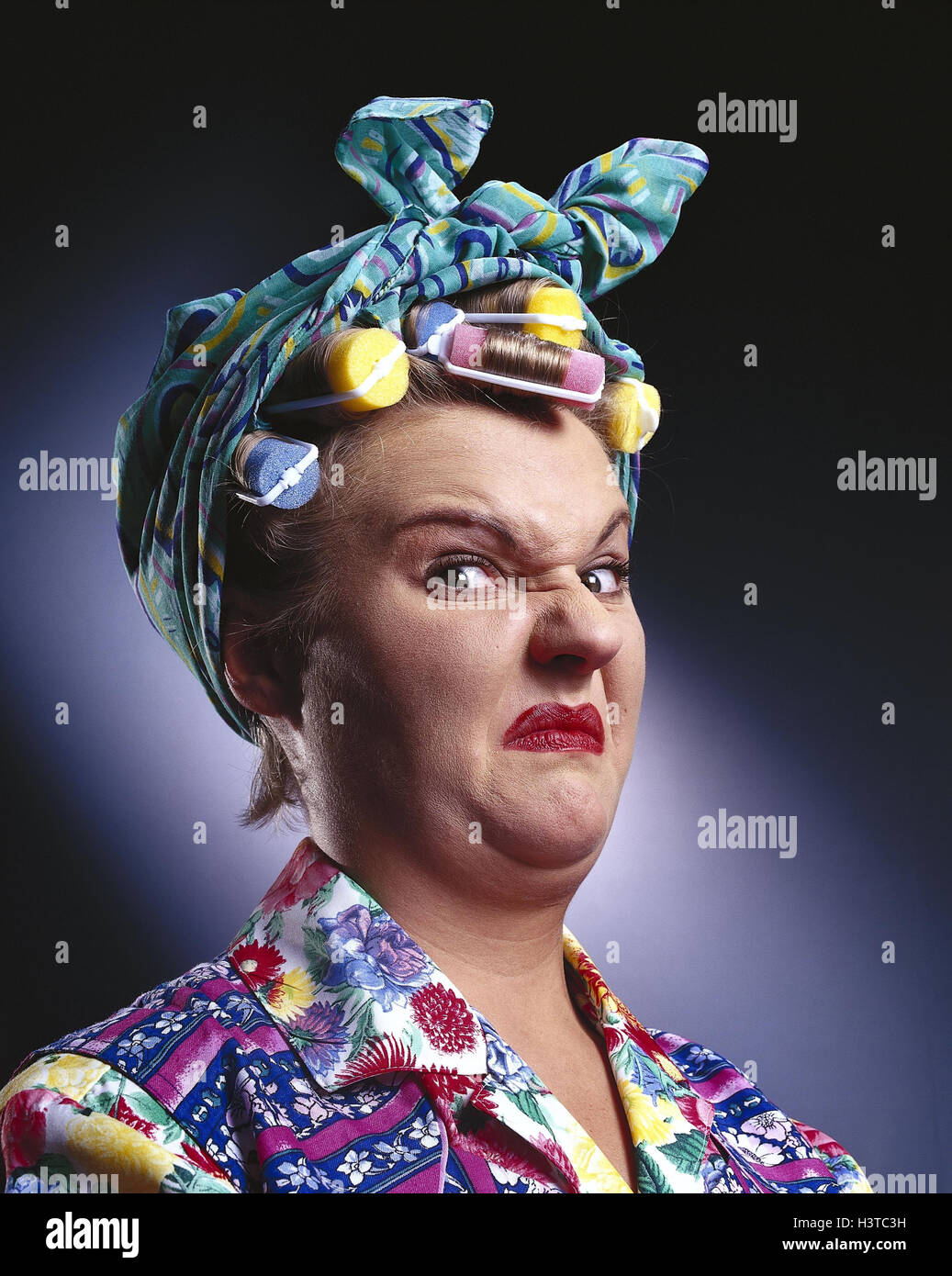 Woman, curler, headscarf, facial play, fiercely, portrait, housewife, cleaning lady, grantig, grouchy, fury, mood, badly, tempered, inside, studio, near, Stock Photo