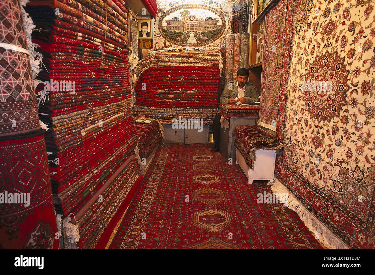 Iran, Shiraz, bazaar, carpet business, seller, the Middle East, front