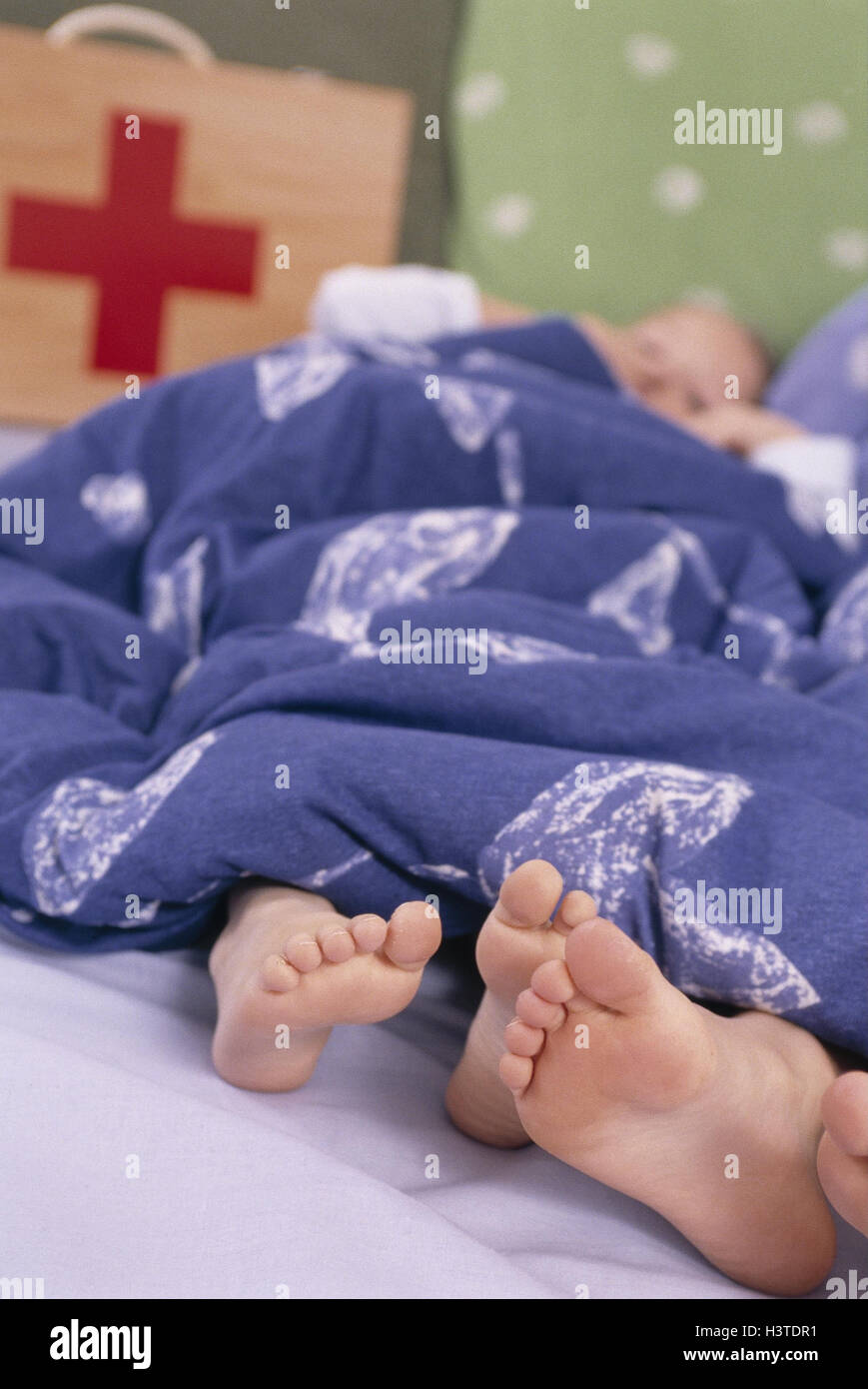 Bed, children, covered, soles, barefoot, doctor's suitcases, model released, at home, siblings, boy, girl, two, friends, game, play, ill, disease, doctor's game Stock Photo