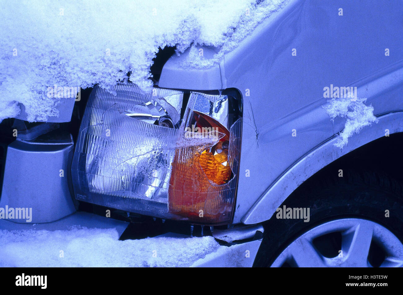 Traffic accident, car, damage to the bodywork, detail, winter, traffic