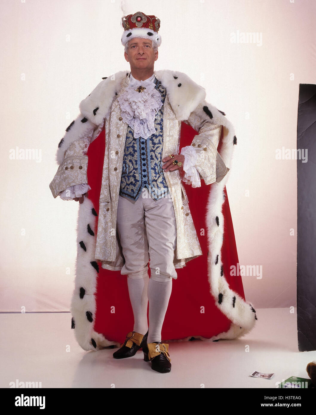 Man, lining, king inside, studio, costume, costuming, icon, power,  incredibly, rule, rule, rule, authority, influence, monarchy, splendour,  wealth, crown, king's crown, pride Stock Photo - Alamy