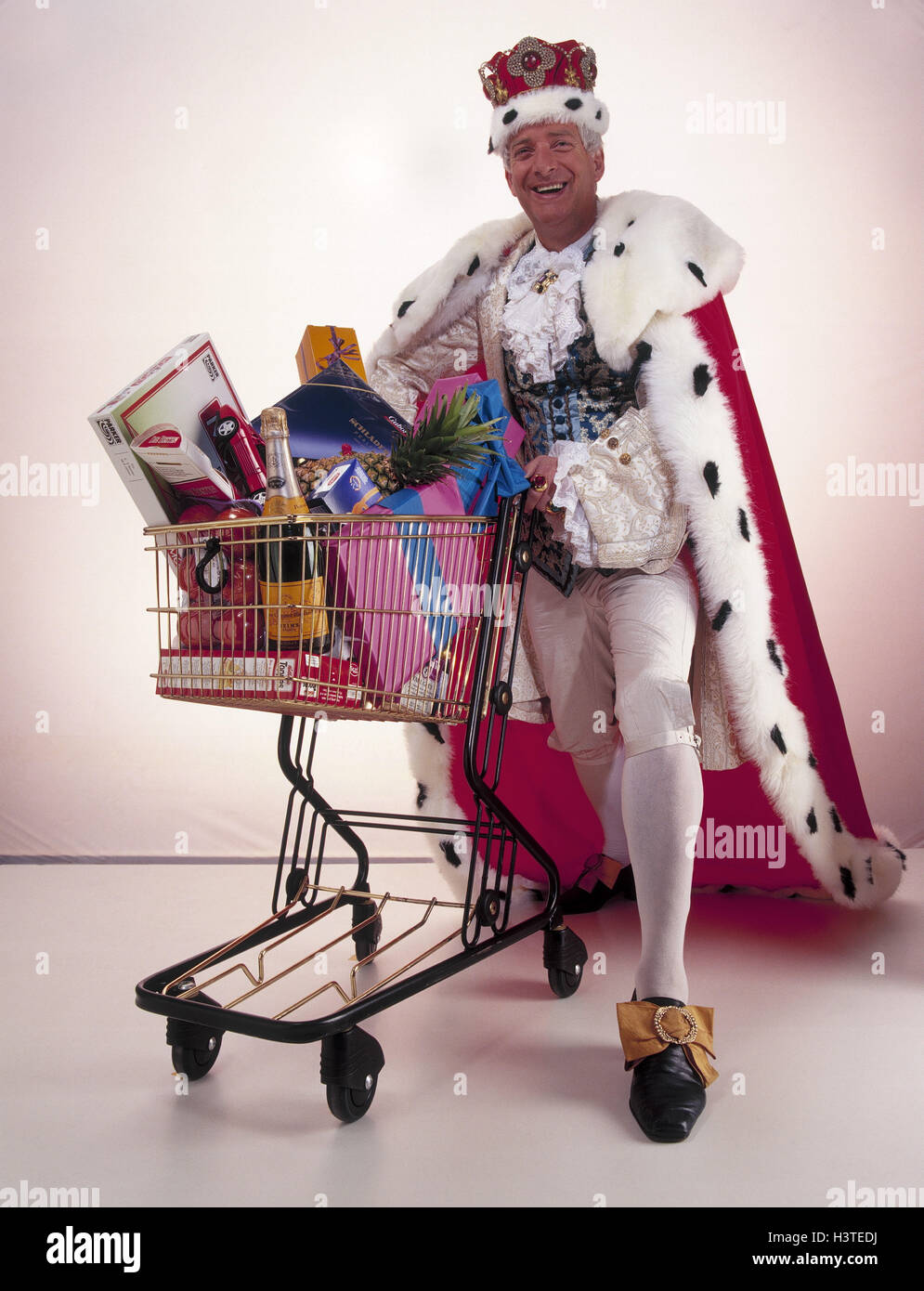 Icon, "of The knowledge is of a king", man, lining, shopping cart, food purchasing, purchasing, shop, trade, retail trade, consumption, consumer behaviour, bulk purchase, luxury, champagne, chocolates, lifestyle, joy, inside, studio Stock Photo