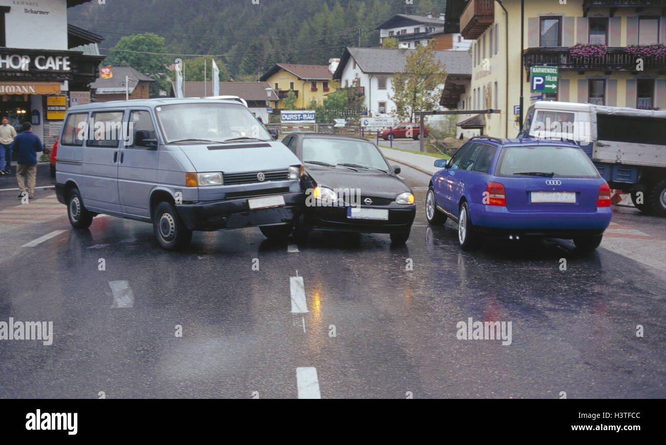 Main through road, traffic accident, Inattentively, pavement wet from rain mark unrecognizable make, traffic, traffic, accident, car accident, ambulances, road users, people involved, two, Touchierung, foreign countries, debt question, culprit, damage to Stock Photo