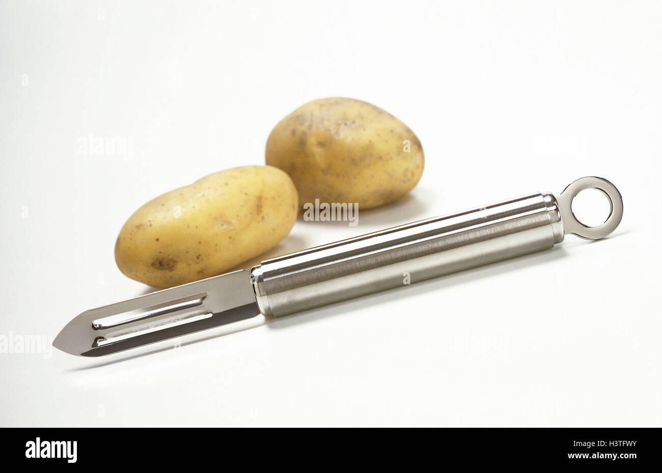 https://c8.alamy.com/comp/H3TFWY/potatoes-gemseschler-kartoffelschler-peel-vegetables-solanum-tuberosum-H3TFWY.jpg
