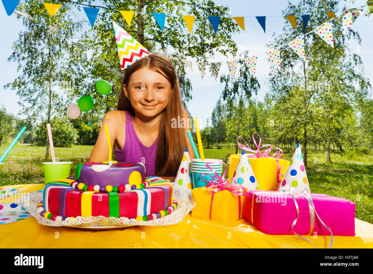 Portrait of smiling birthday girl in party hat Stock Photo - Alamy