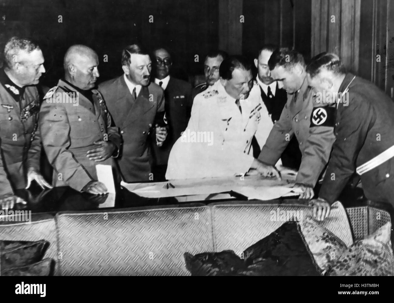 BENITO MUSSOLINI (1883-1945) second from left next to Adolf Hitler. Rudolf Hess (with armband) and Herman Goering (in white uniform) consult a map. About 1938. Stock Photo