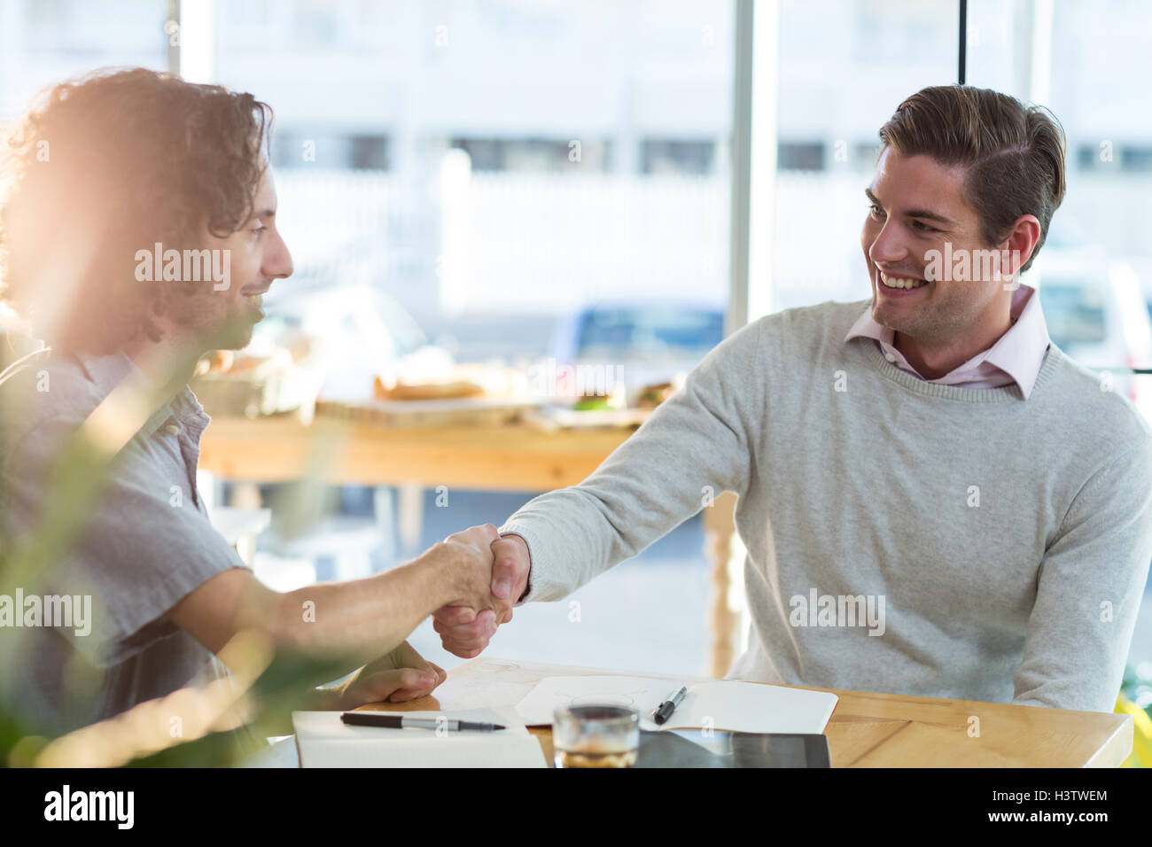 Gratuit Images Shaking Hands Friends Greeting Young Stock Photos Shaking Hands dernière salutations