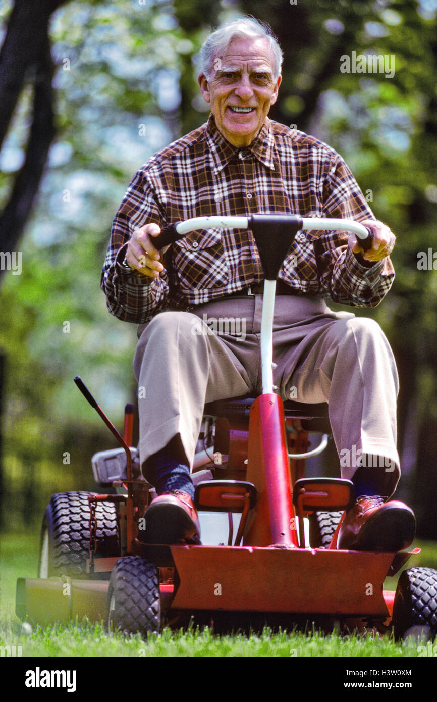 Old fashioned lawn mower hi-res stock photography and images - Alamy