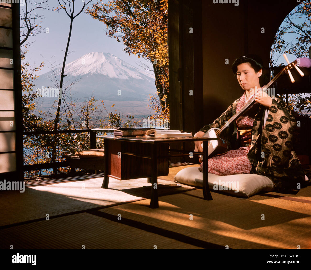 Japan traditional woman 1960s hi-res stock photography and