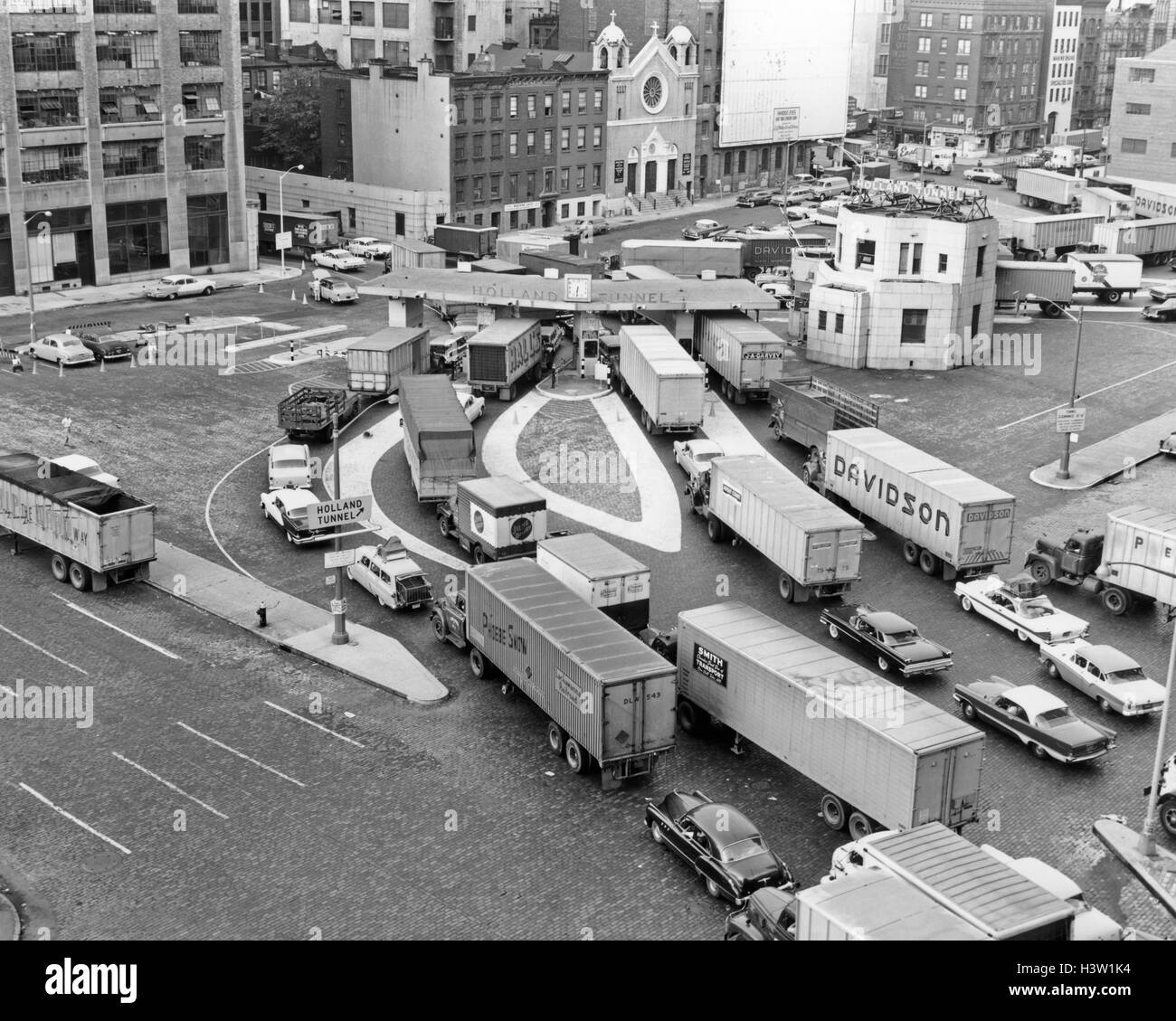 1950s OVERHEAD OF TRAFFIC CONGESTION AT ENTRANCE TO HOLLAND TUNNEL IN NEW YORK CITY USA Stock Photo