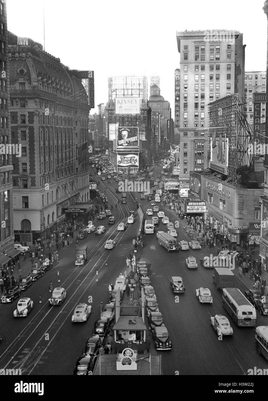1940s TIMES SQUARE LOOKING NORTH FROM 43RD STREET FROM THE TIMES BUILDING TO DUFFY SQUARE MANHATTAN NYC USA Stock Photo