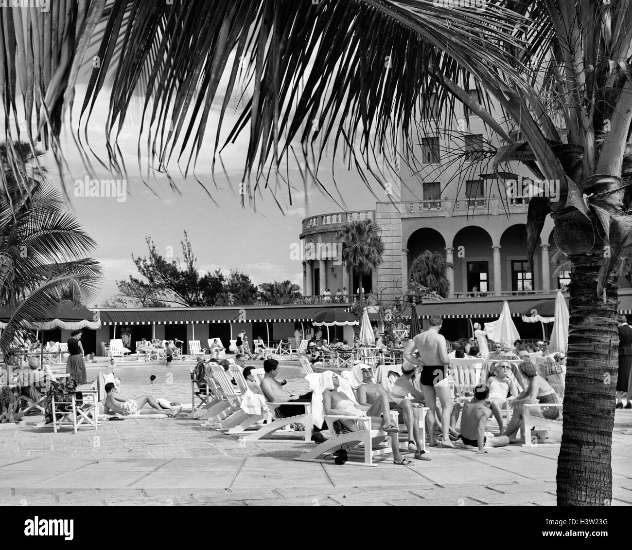 1950s TOURISTS AROUND THE SWIMMING POOL OF THE HOTEL NACIONAL HAVANA