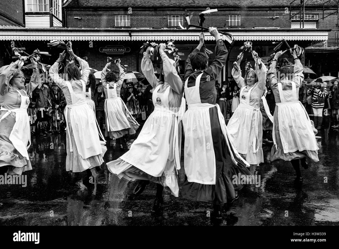 The Knots Of May Female Morris Dancers Performing At The 'Dancing In The Old' Event, Harvey's Brewery Yard, Lewes, Sussex, UK Stock Photo