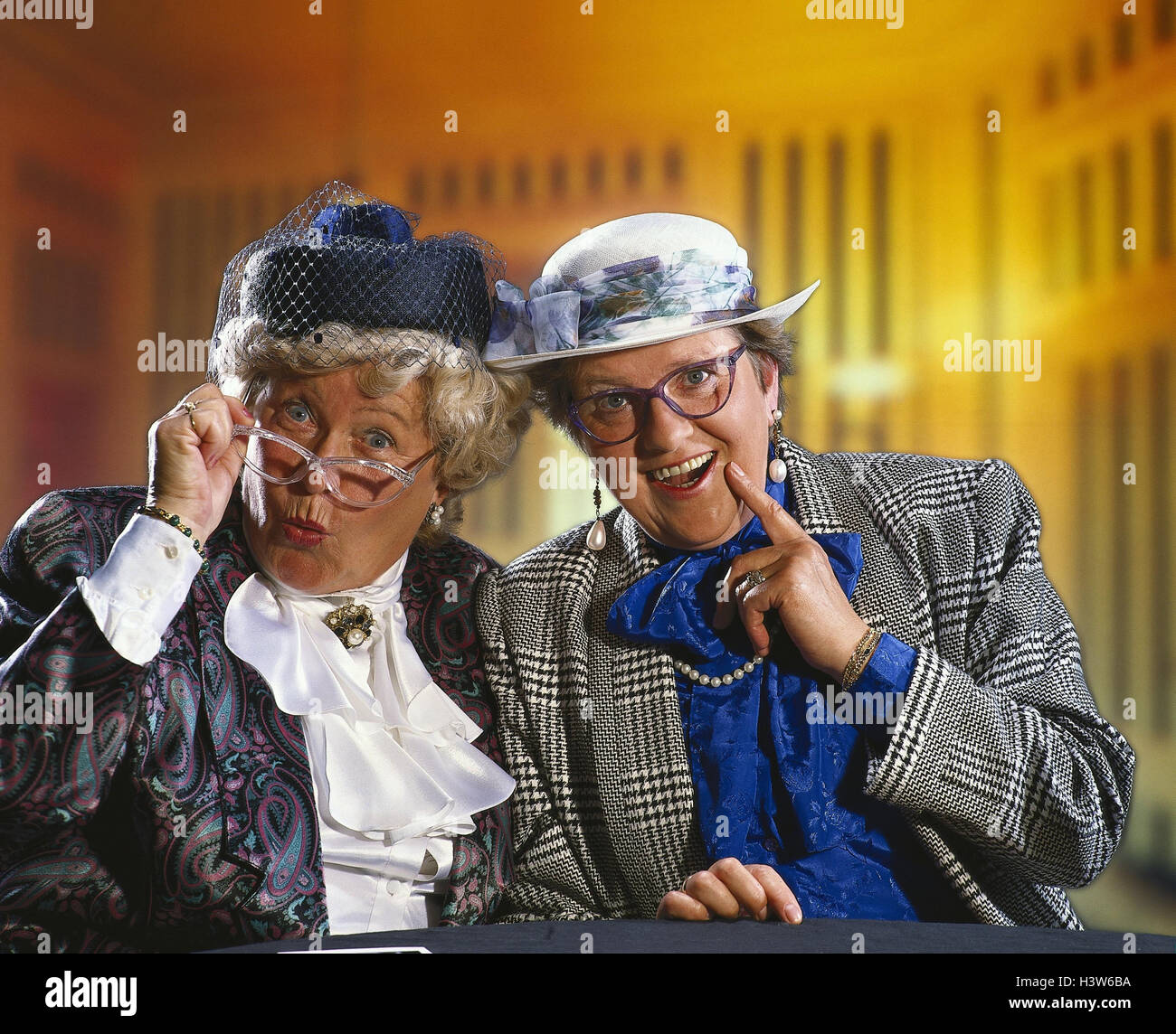 Seniors, two, gesture, happy, pensioners, women, old, senior, senior citizens, friendship, humor, joke, fun, amazement, astonishment, surprise, idea, idea, joy, entertainment, conversation, blaspheme, Lästerei, gossip, gossip, clap, rumour, curiosity Stock Photo