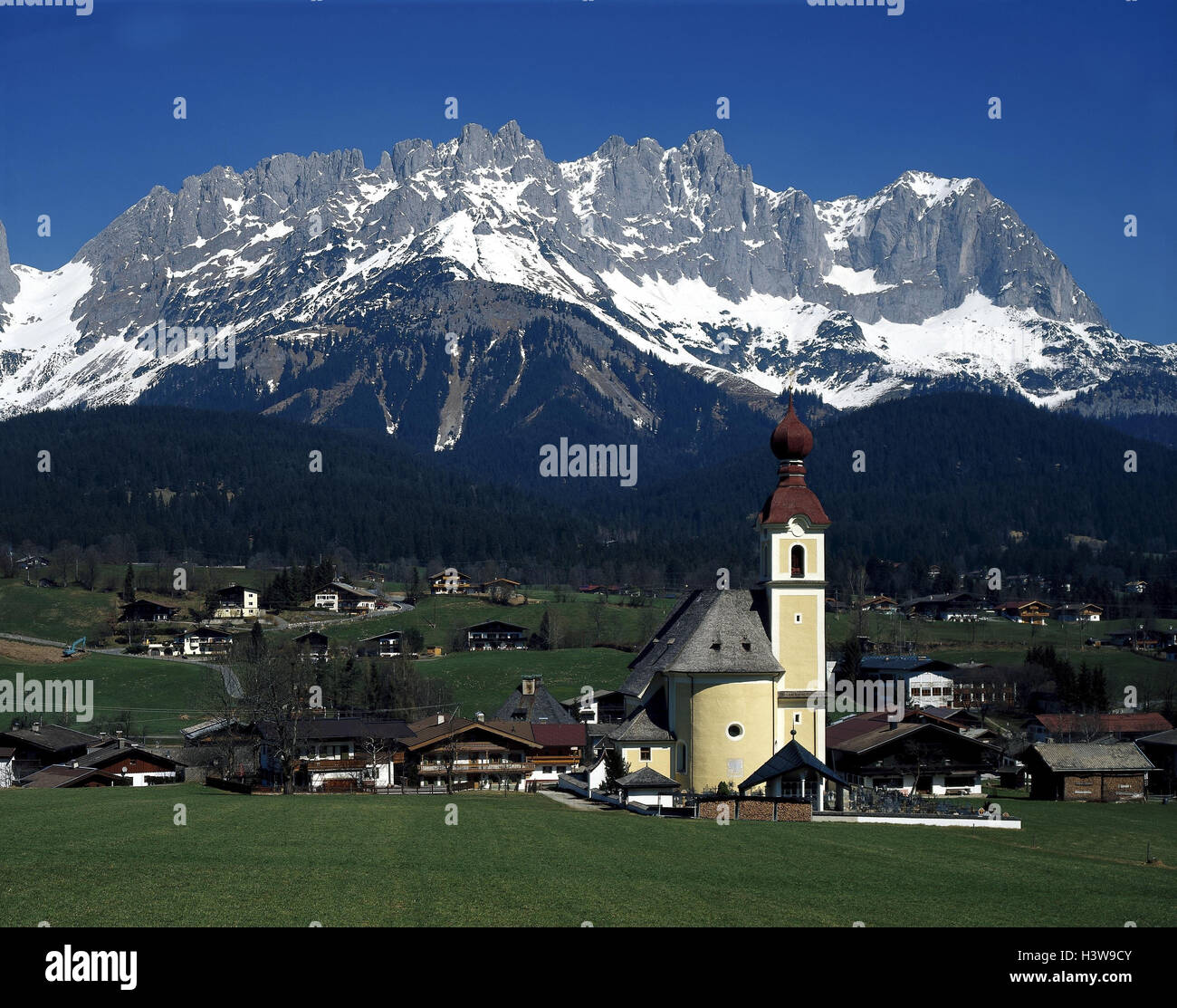 Austria, Tyrol, Going, local view, Wilder Kaiser, outside, place, place, houses, residential houses, church, mountain, mountains, mountain massif, north Tyrolean lime alps, Kaisergebirge, southern part, Ellmauer stop, 2344 m Stock Photo