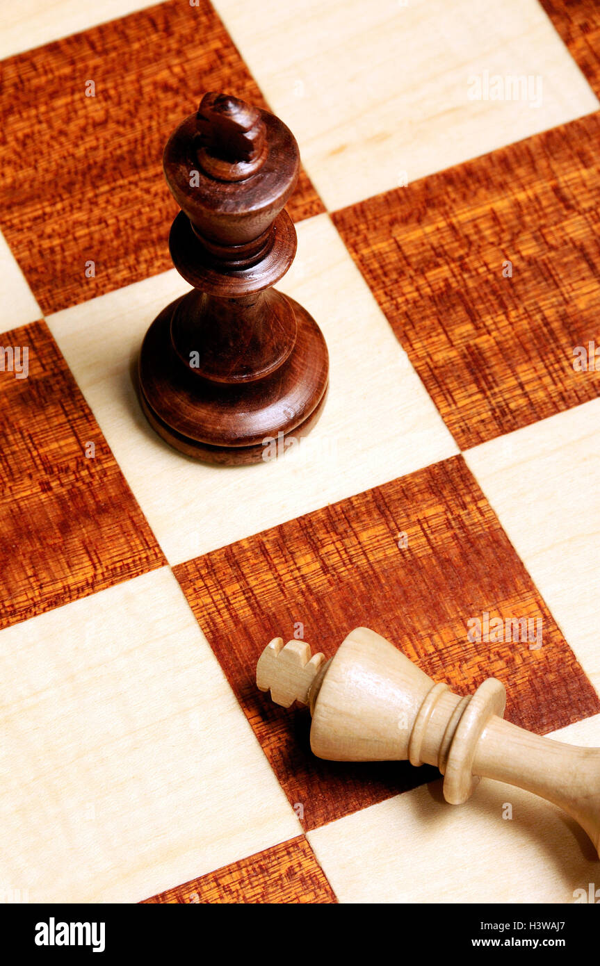 Checkmate Com Xadrez De Madeira Imagem de Stock - Imagem de