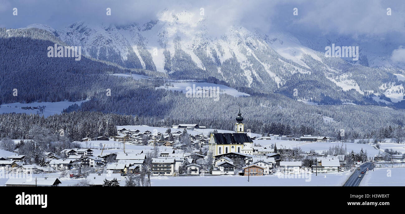 Austria, Salzburg, Zell in the lake, local overview, Schmittenhöhe, mountain landscape, mountains, mountains, Pinzgau, winters, winter vacation, holiday destination, place, village, houses, residential houses, church Stock Photo