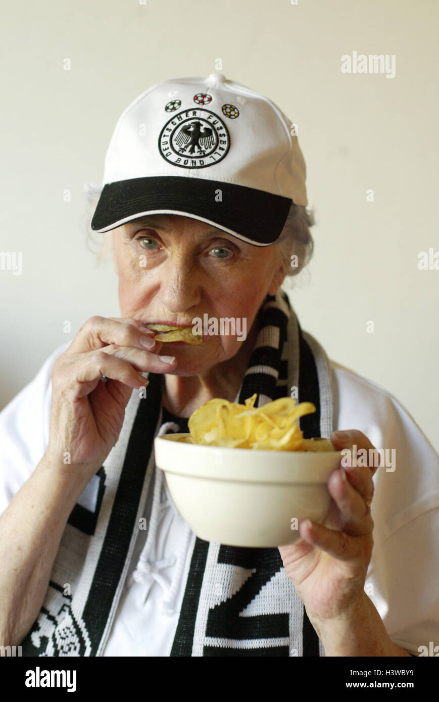 Senior, football fan, watch, concentrates, crisps, portrait, sport, football match, football match, spectator, senior, pensioner, woman, old, agile, actively, actively, young remaining, fan, follower, football follower, hobby, entrancedly, excommunicated, Stock Photo