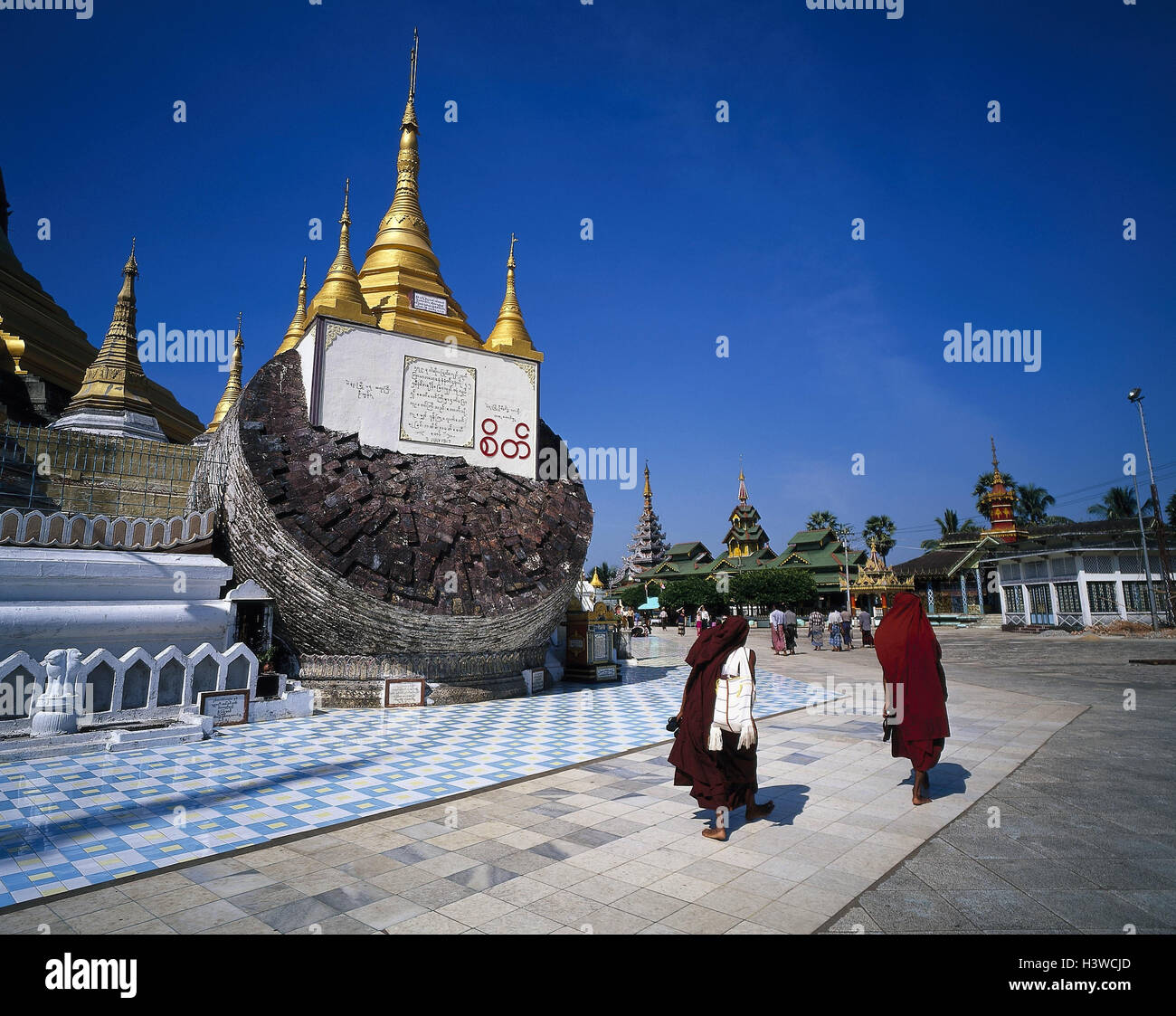 Burma, Myanmar, Pagan, Shwezigon-pagoda, monks, visitors, outside, temple, Shwe Zigon pagoda, Paya temple, culture Stock Photo