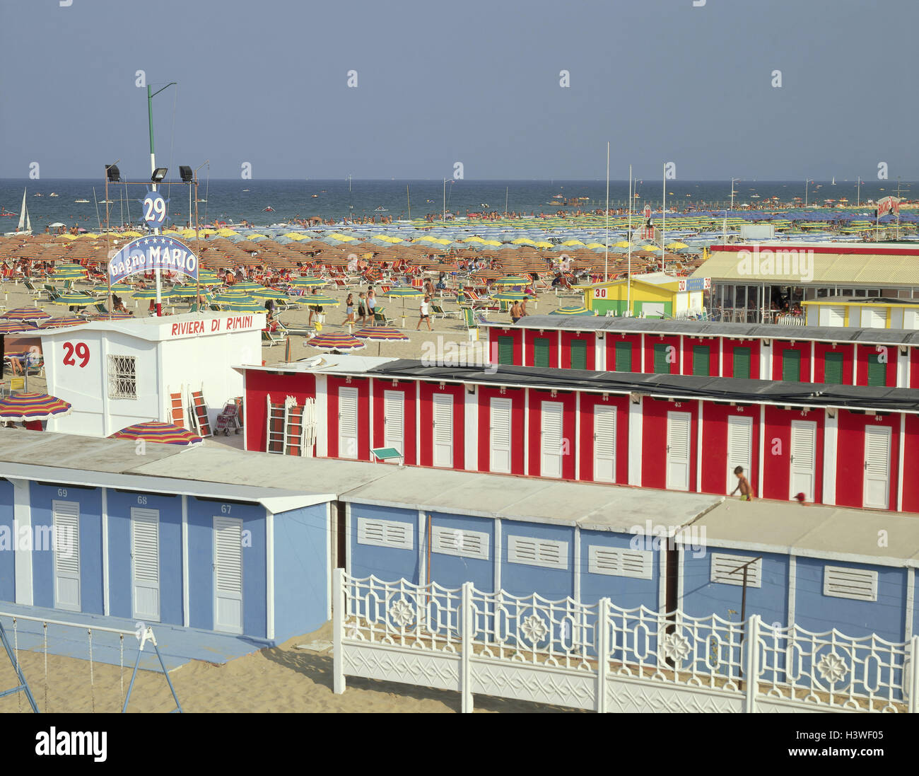 I' Emilia Romagna, Rimini, animated beach with Umkleideanlage in the Vgr. Stock Photo