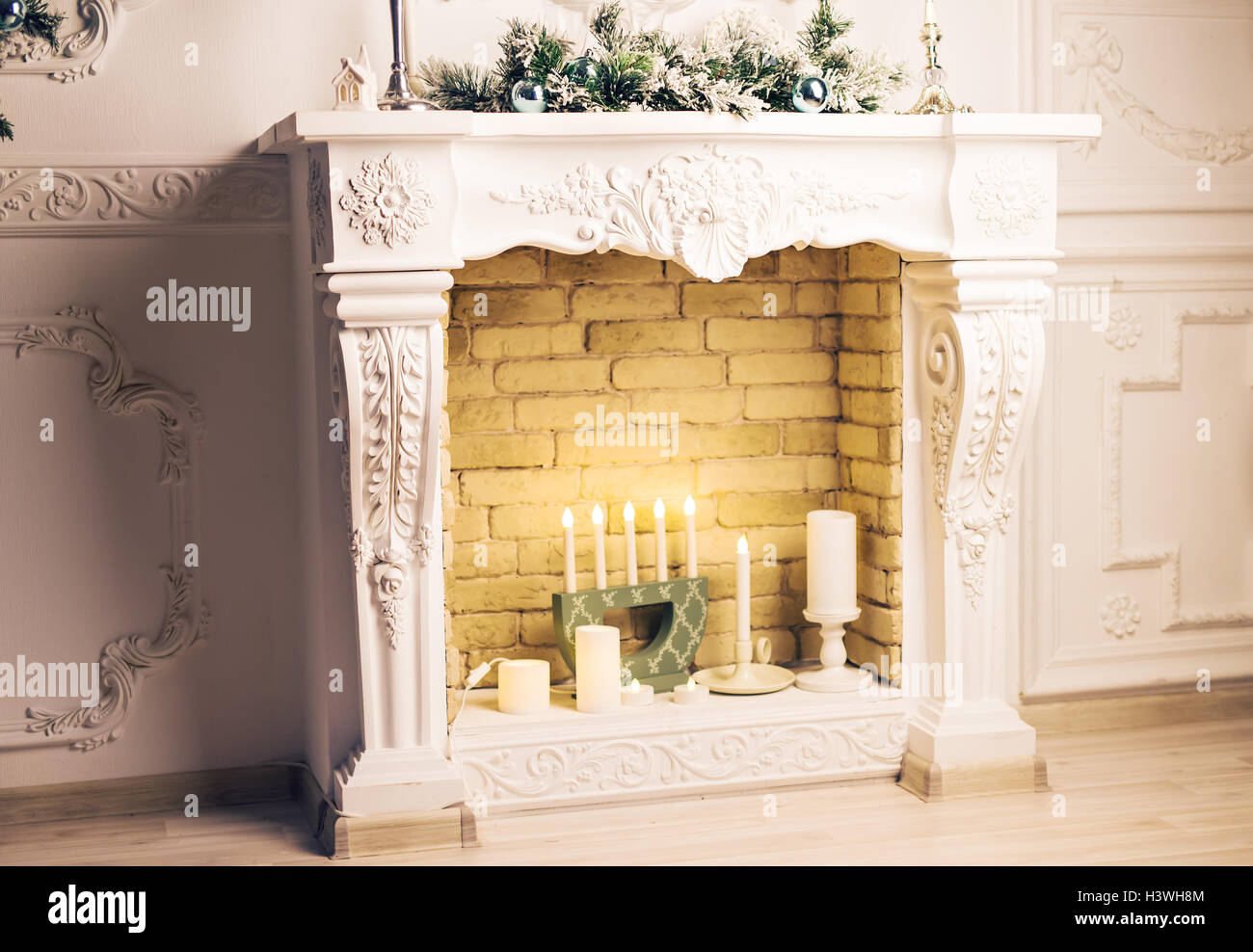 Classic traditional mantelpiece hi-res stock photography and images - Alamy