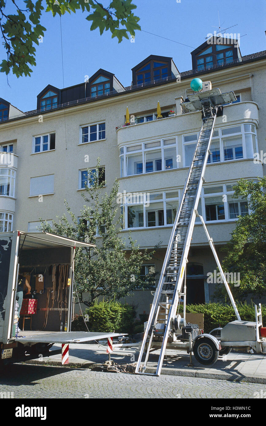 Block flats, procession company, hoist, cardboards, pieces furniture ...