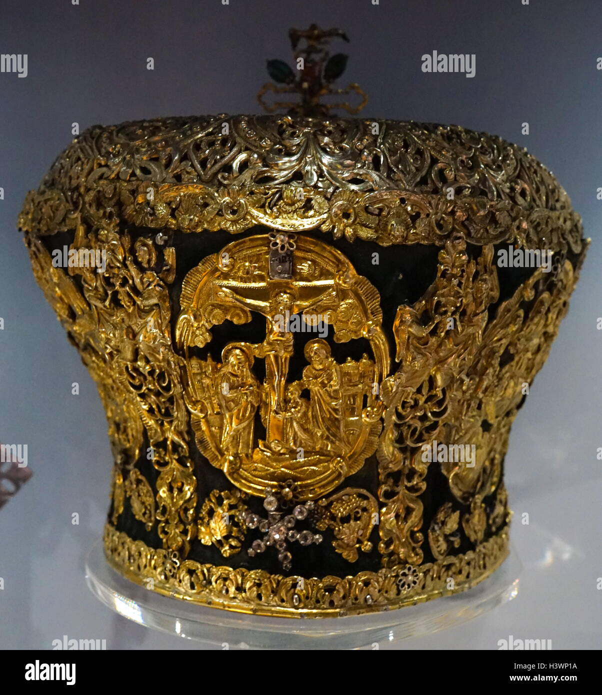 Armenian Mitre, a symbol of Christ the King worn during a religious service. Made from silver, partly gilded, velvet, coloured glass and pastes. Dated 18th Century Stock Photo