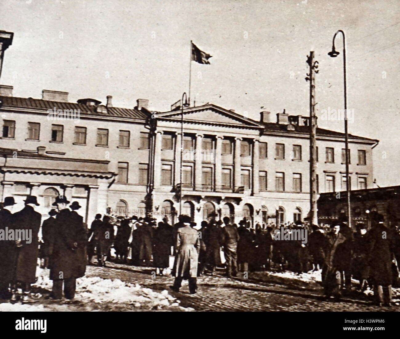 Photograph of crowds gathering outside of the Presidential Palace, Helsinki, for the proposal of the Sino-Soviet Treaty of Friendship. Dated 20th Century Stock Photo