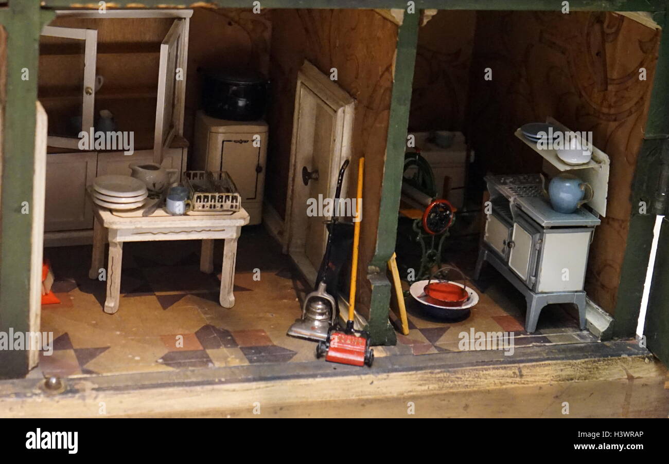 victorian era dollhouse