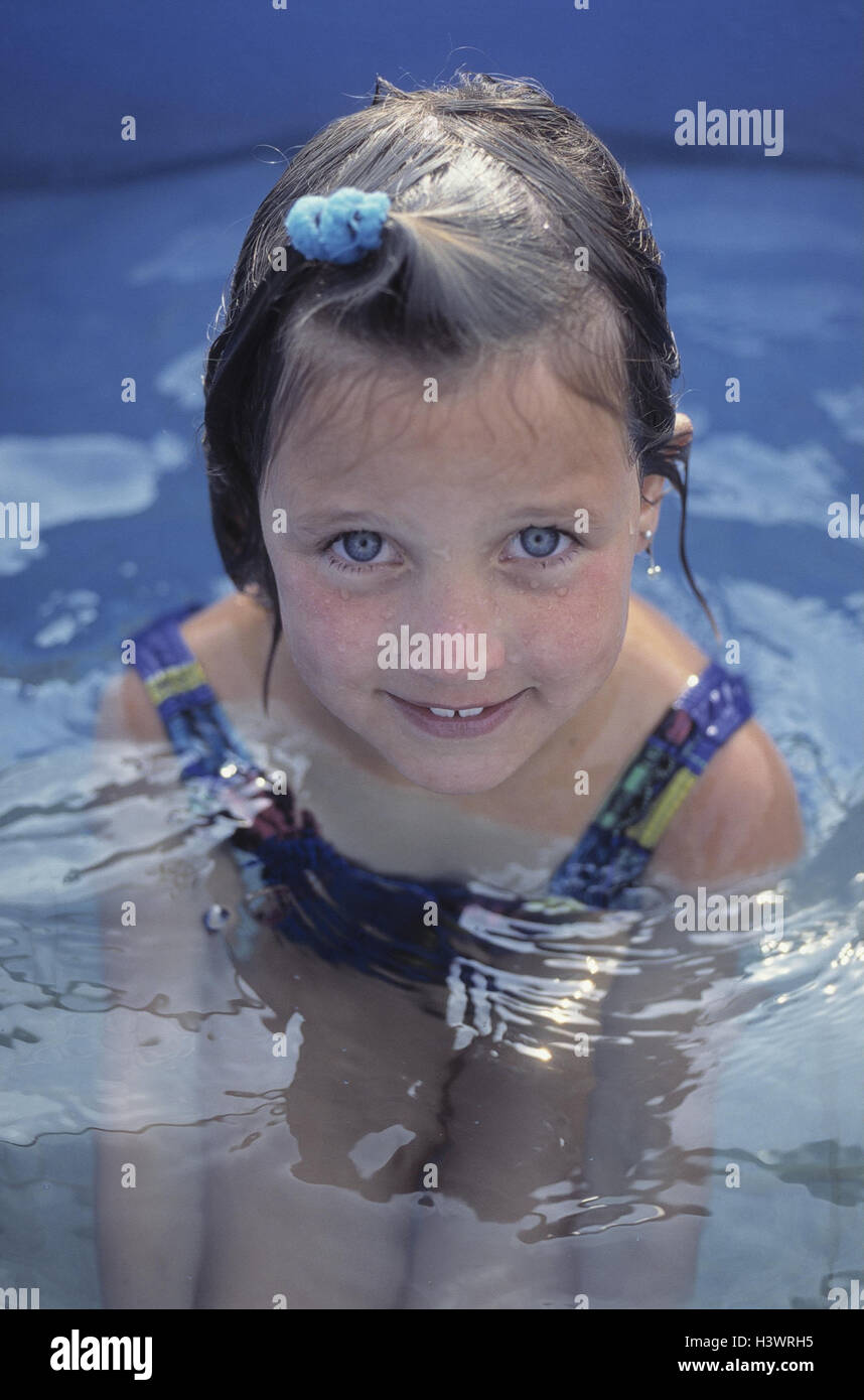 Swimming pools, detail, girl, portrait, outside, swimming pool, pool, swimming-pool, water, child, 6 years, have of a bath, swim, leisure time, holidays, childhood, swimsuit, swimwear, hairs, hairstyle, wet, happy, smile Stock Photo