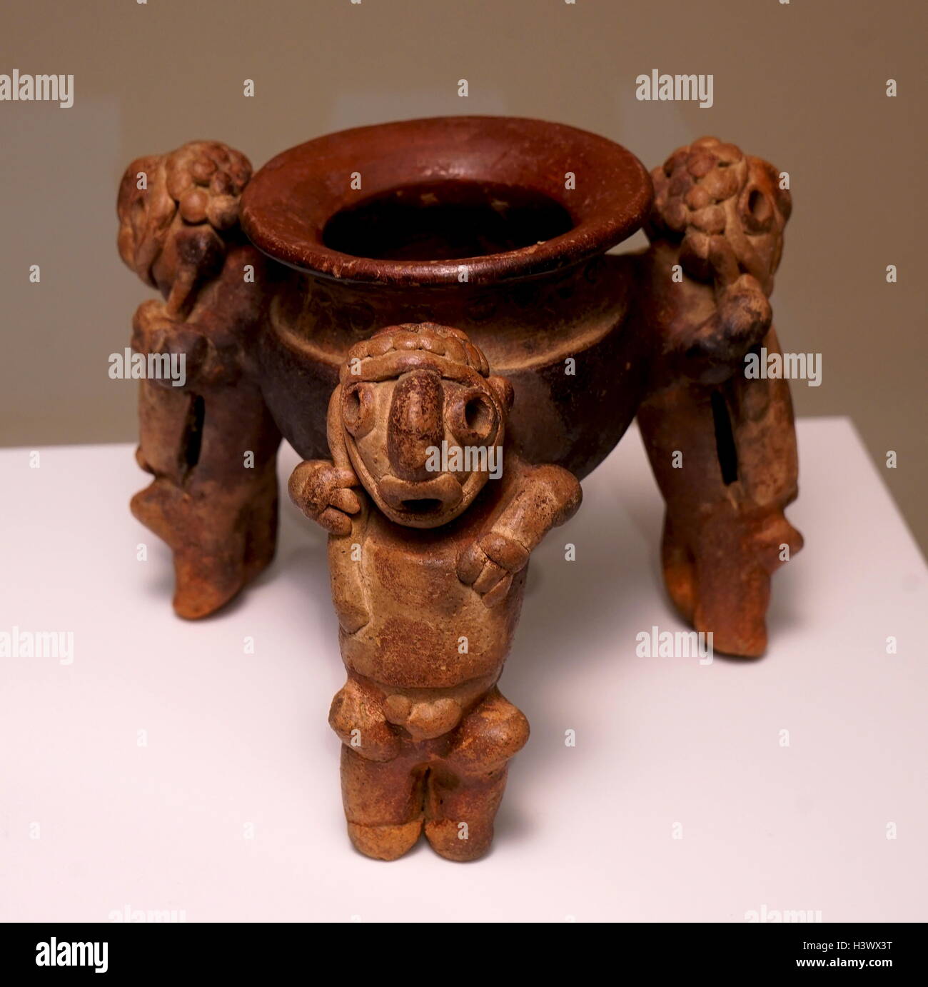 Ceramic tripod rattle chocolate vessel from Costa Rica. Dated 6th ...