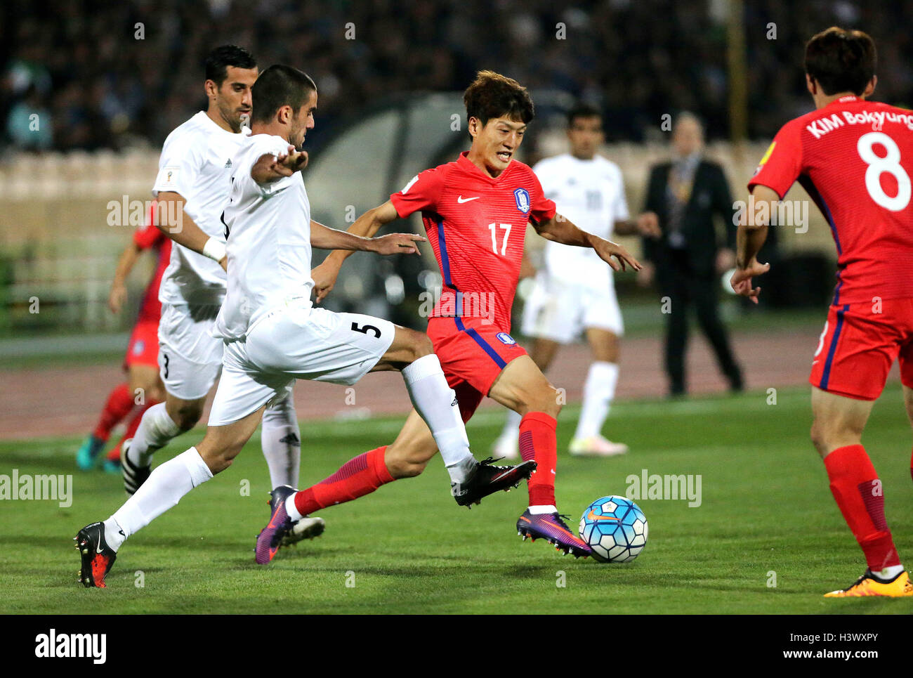 Tehran, Iran. 11th Oct, 2016. Lee Chung Yong (C) of South Korea fights for the ball during the FIFA World Cup 2018 Asian qualification football match between Iran and South Korea at Azadi Stadium in Tehran, Iran, Oct. 11, 2016. Iran won 1-0. © Ahmad Halabisaz/Xinhua/Alamy Live News Stock Photo