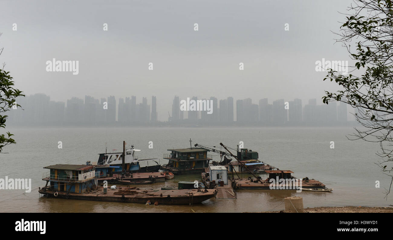 Changsha. 12th Oct, 2016. Photo taken on Oct. 12, 2016 shows the main channel of Xiangjiang River in the fog in Changsha, central China's Hunan Province. Credit:  Long Hongtao/Xinhua/Alamy Live News Stock Photo