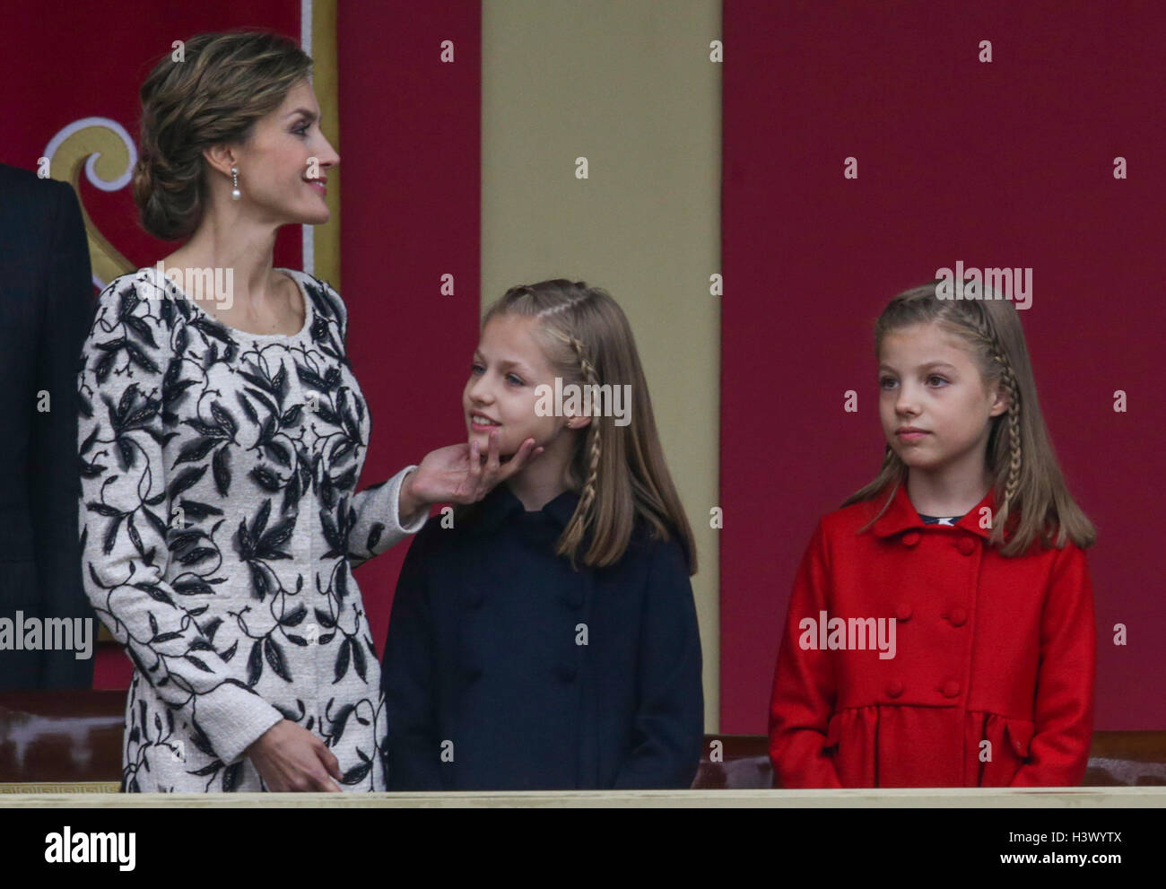 Madrid, Spain. 12th October, 2016. Queen Letizia Ortiz and their daughters princesses Leonor and Sofia of Borbon attending a military parade, during the known as Dia de la Hispanidad, Spain's National Day, in Madrid, on Wednesday 12nd October, 2016. Credit:  Gtres Información más Comuniación on line,S.L./Alamy Live News Stock Photo