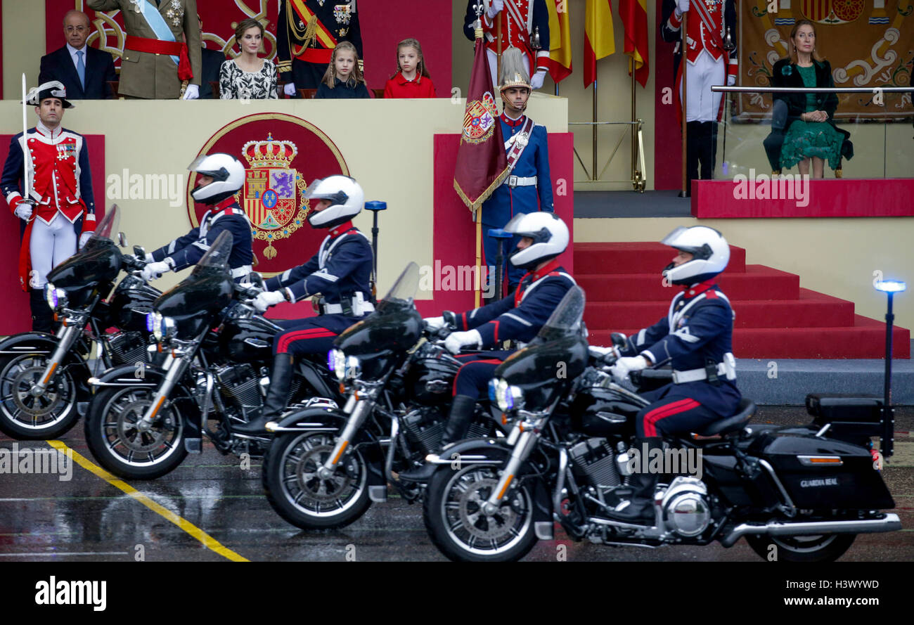 Madrid, Spain. 12th October, 2016. Queen Letizia Ortiz and their daughters princesses Leonor and Sofia of Borbon attending a military parade, during the known as Dia de la Hispanidad, Spain's National Day, in Madrid, on Wednesday 12nd October, 2016. Credit:  Gtres Información más Comuniación on line,S.L./Alamy Live News Stock Photo