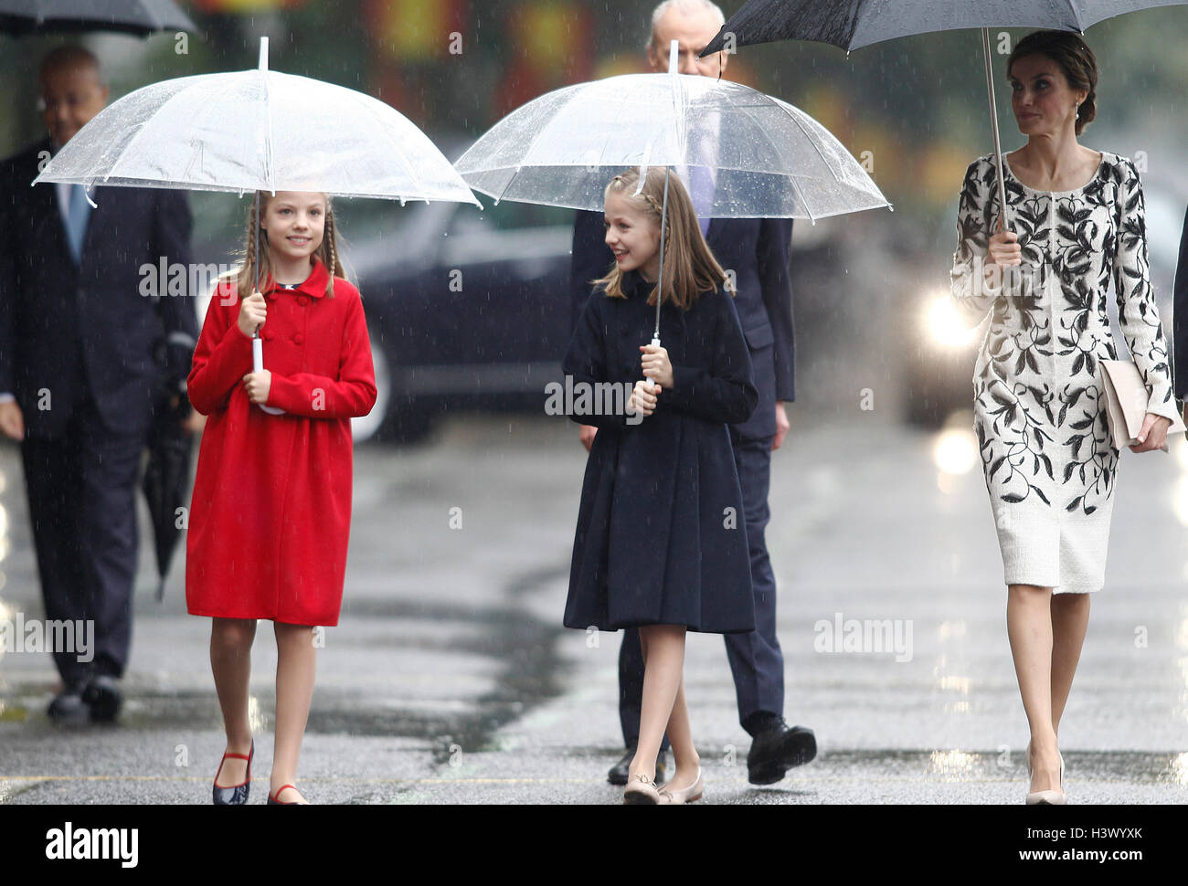 Madrid, Spain. 12th October, 2016. Queen Letizia Ortiz and their daughters princesses Leonor and Sofia of Borbon attending a military parade, during the known as Dia de la Hispanidad, Spain's National Day, in Madrid, on Wednesday 12nd October, 2016. Credit:  Gtres Información más Comuniación on line,S.L./Alamy Live News Stock Photo