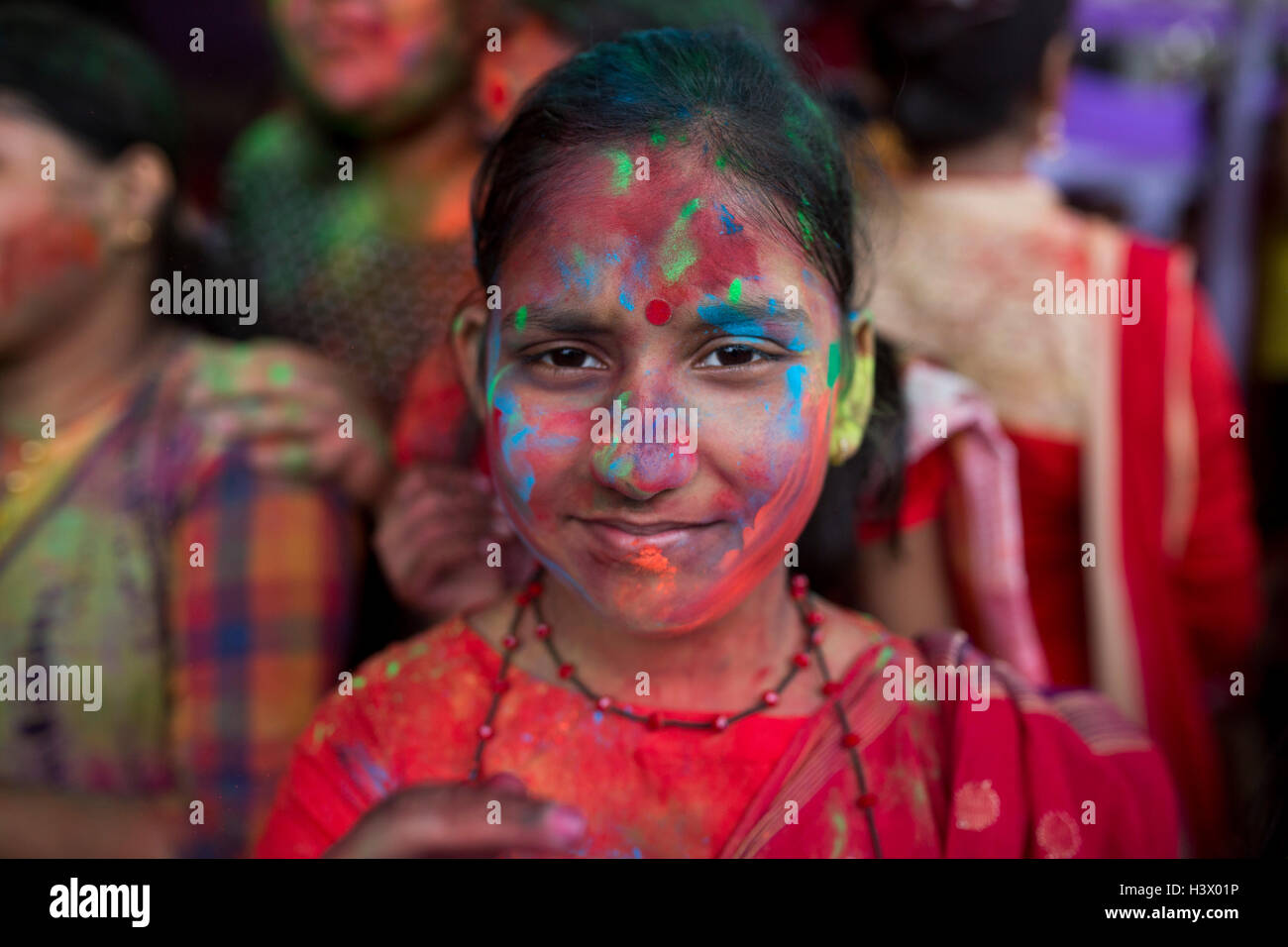 Dhaka, Bangladesh. 11th October, 2016. Bangladeshi Hindu devotees put vermillion and color on each other's faces as they dance on the final day of the Durga Puja Festival in Dhaka, Bangladesh, on October 11, 2016. The five-day Durga Puja festival commemorates the slaying of a demon king Mahishasur by Hindu goddess Durga, marking the triumph of good over evil. Credit:  zakir hossain chowdhury zakir/Alamy Live News Stock Photo