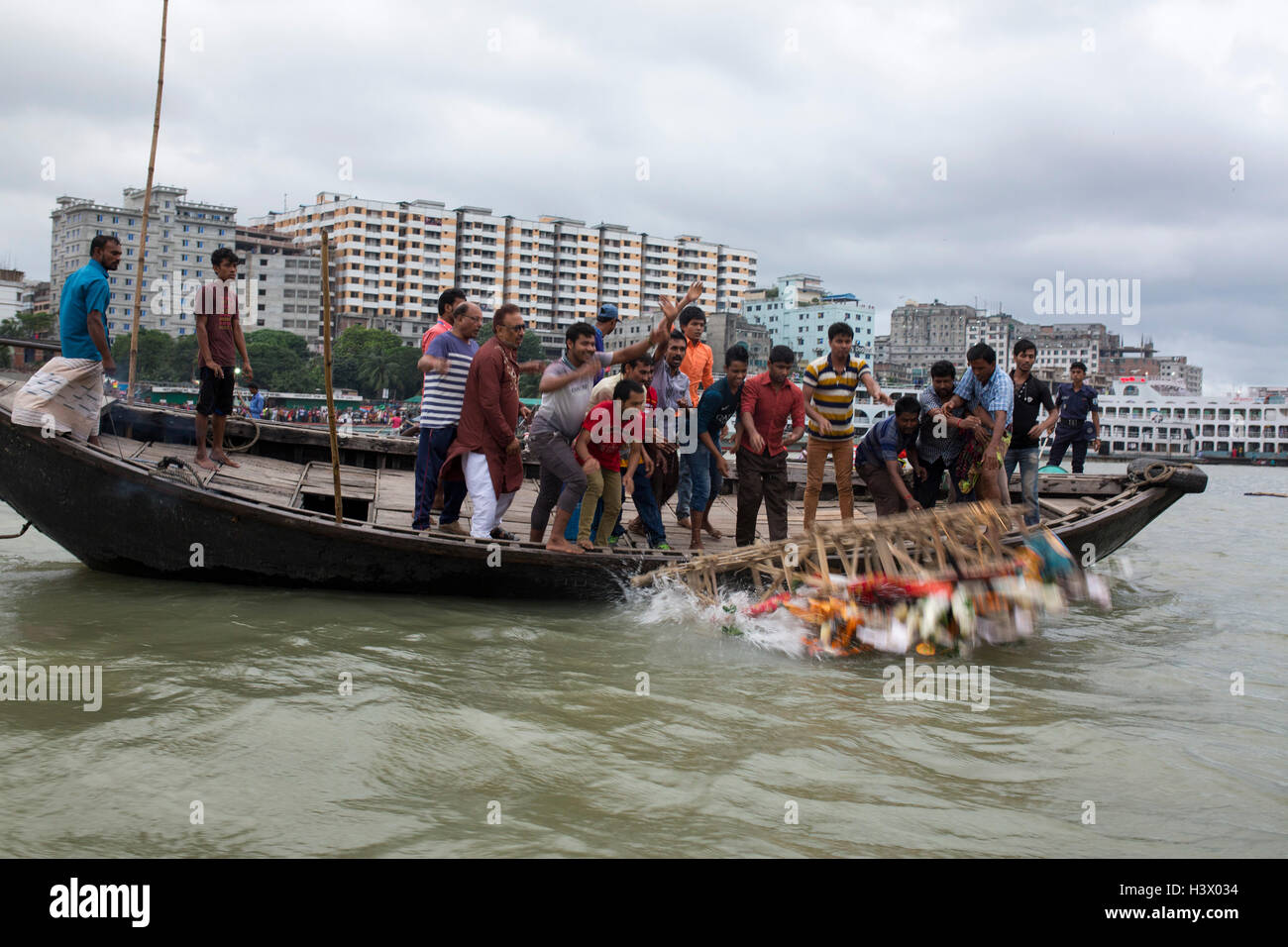 Dhaka, Bangladesh. 11th October, 2016. Bangladeshi Hindu devotees immerse an idol of Hindu Goddess Durga into the river Buriganga in Dhaka, Bangladesh, on October 11, 2016. The five-day Durga Puja festival commemorates the slaying of a demon king Mahishasur by Hindu goddess Durga, marking the triumph of good over evil. Credit:  zakir hossain chowdhury zakir/Alamy Live News Stock Photo