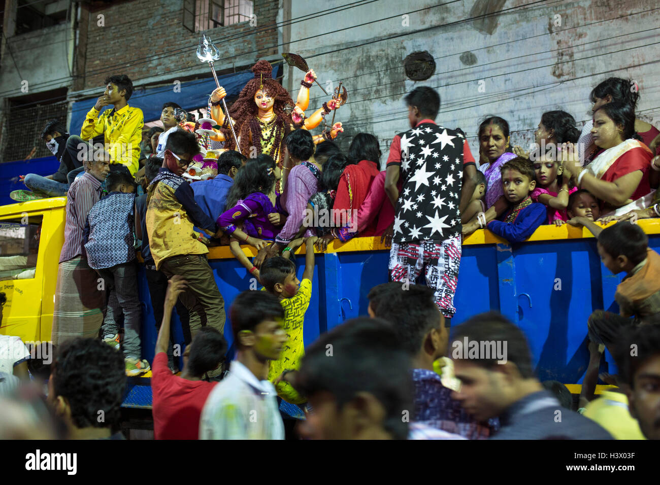 Dhaka, Bangladesh. 11th October, 2016. Bangladeshi Hindu devotees immerse an idol of Hindu Goddess Durga into the river Buriganga in Dhaka, Bangladesh, on October 11, 2016. The five-day Durga Puja festival commemorates the slaying of a demon king Mahishasur by Hindu goddess Durga, marking the triumph of good over evil. Credit:  zakir hossain chowdhury zakir/Alamy Live News Stock Photo