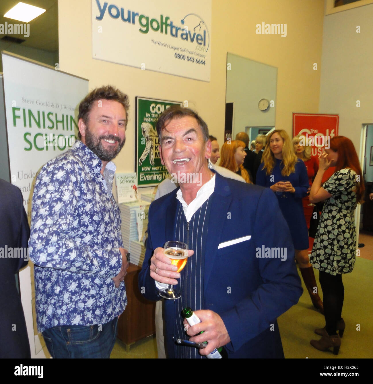 Knightsbridge, London, UK. 12th October, 2016. Lee Mack - comedian - and Knightsbridge  Golf School co-owner Steve Gould enjoy hospitality at the School during the  launch of their new instruction book "The