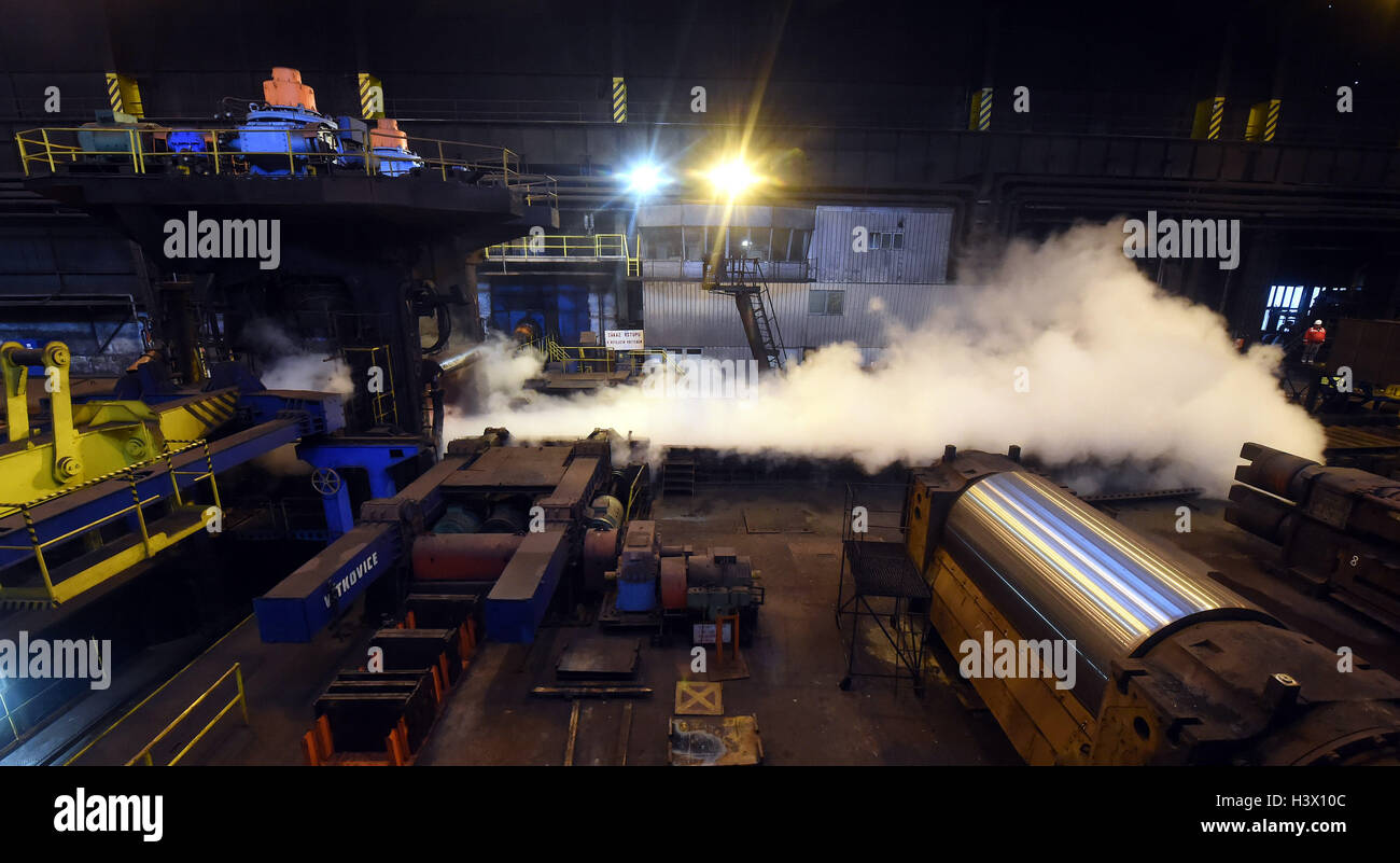 Ostrava, Czech Republic. 12th Oct, 2016. Rolling of first Brazilian steel slabs at Kvarto 3.5 rolling mill, Vitkovice Steel, Ostrava, Czech Republic, October 12, 2016. © Jaroslav Ozana/CTK Photo/Alamy Live News Stock Photo