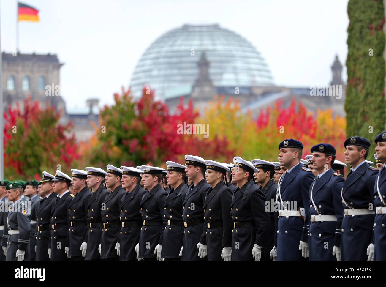 Berlin, Germany. 12th Oct, 2016. Soldiers of the army, navy and airforce (l-r) branches of military service of the guard battalion of the German armed forces stand in in the forecourt of the federal chancellery and wait for the arrival of the President of the Republic of Chad in Berlin, Germany, 12 October 2016. PHOTO: WOLFGANG KUMM/dpa/Alamy Live News Stock Photo