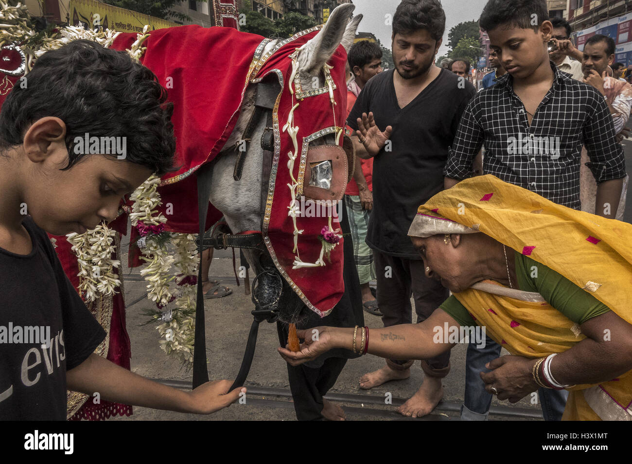 Kolkata, Indian state West Bengal. 12th Oct, 2016. Indian Shiite Muslims take part in a Muharram procession in Kolkata, capital of eastern Indian state West Bengal, on Oct. 12, 2016. Ashura, the 10th day of Muharram, marks the death of Imam Hussein, a grandson of Prophet Muhammad, who was killed and buried in Karbala, Iraq in 680 AD. Credit:  Tumpa Mondal/Xinhua/Alamy Live News Stock Photo